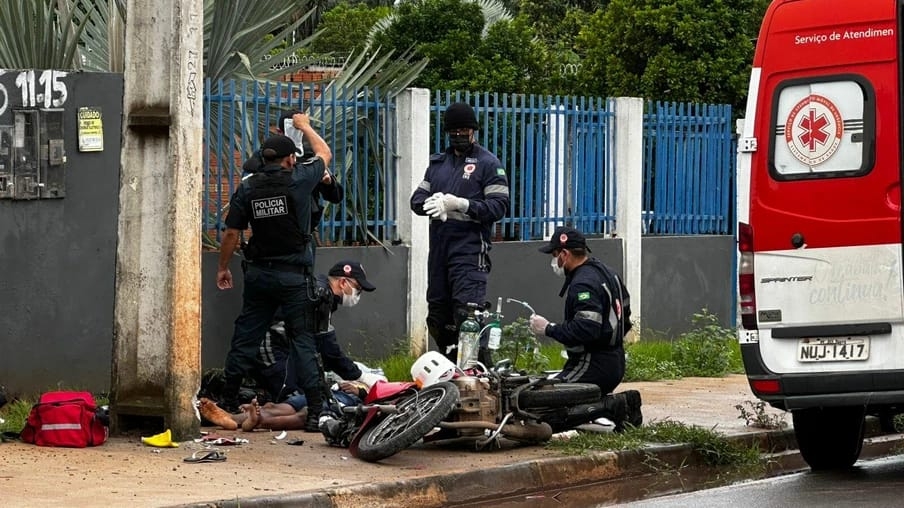 Entregador fica gravemente ferido ao perder controle de motocicleta e bater contra poste