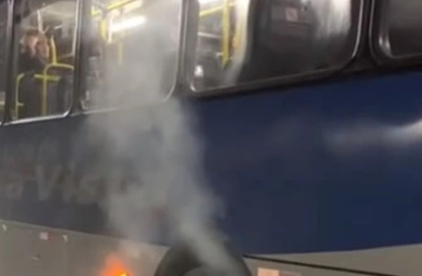 Ônibus da linha municipal solta fumaça e assusta passageiros em Boa Vista