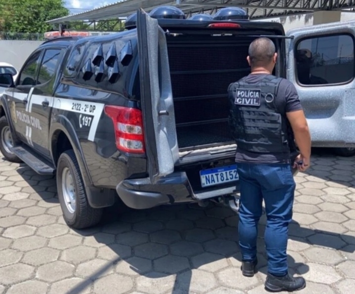 Pai e filho são presos em flagrante após assaltarem idosa com faca