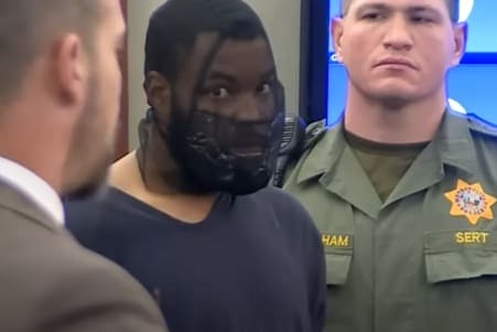 Homem que atacou juíza após ouvir sua sentença, volta ao tribunal com algemas, máscara e luvas de proteção 