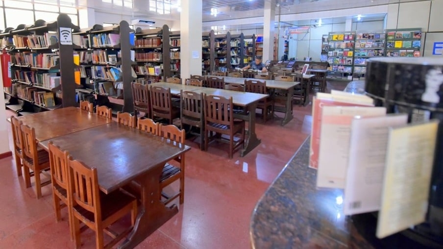Biblioteca Pública anistia multas para leitores que devolverem livros emprestados no ano passado