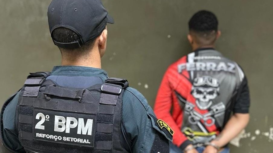 Homem é preso com drogas e balança de precisão escondidos em guarda-roupas